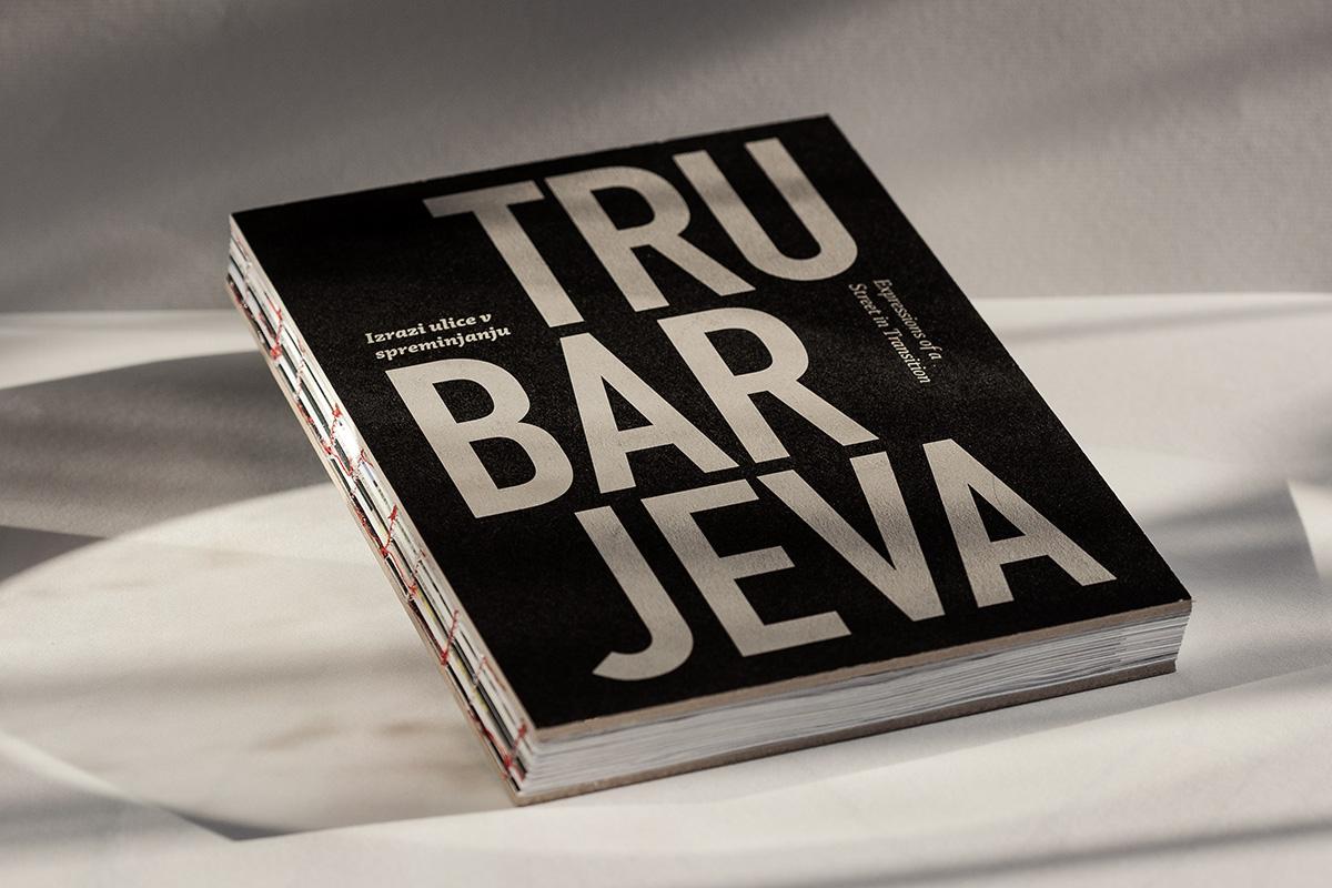 Umetniška knjiga Trubarjeva, Izrazi ulice v spreminjanju osvetljuje Trubarjevo ulico in življenje, ki je tu nastalo. Avtorji so to najbolj posebno ulico v Ljubljani raziskovali prek umetniške besede, fotografije, arhitekturne skice, grafičnega kolaža in oblikovanja. Zgodbe ljudi ter vrsto drugih besednih in vizualnih pričevanj so prepletli v vizualno in sporočilno zanimivo knjižno kakofonijo, ki Trubarjeva tudi je. Naslov: Trubarjeva, Izrazi ulice v spreminjanju ©2019 Zavod APIS in vsi avtorji Besedila: Jeff Bickert Arhitekturne skice: Blaž Budja Koncept in portretna fotografija: Manca Juvan Grafični kolaži & oblikovanje: Sava Kosmač Jezikovni pregled(SLO): Diana Pungeršič Prevod (SLO): Manca Juvan Producentka projekta Samosvoja Trubarjeva: Romana Zajec